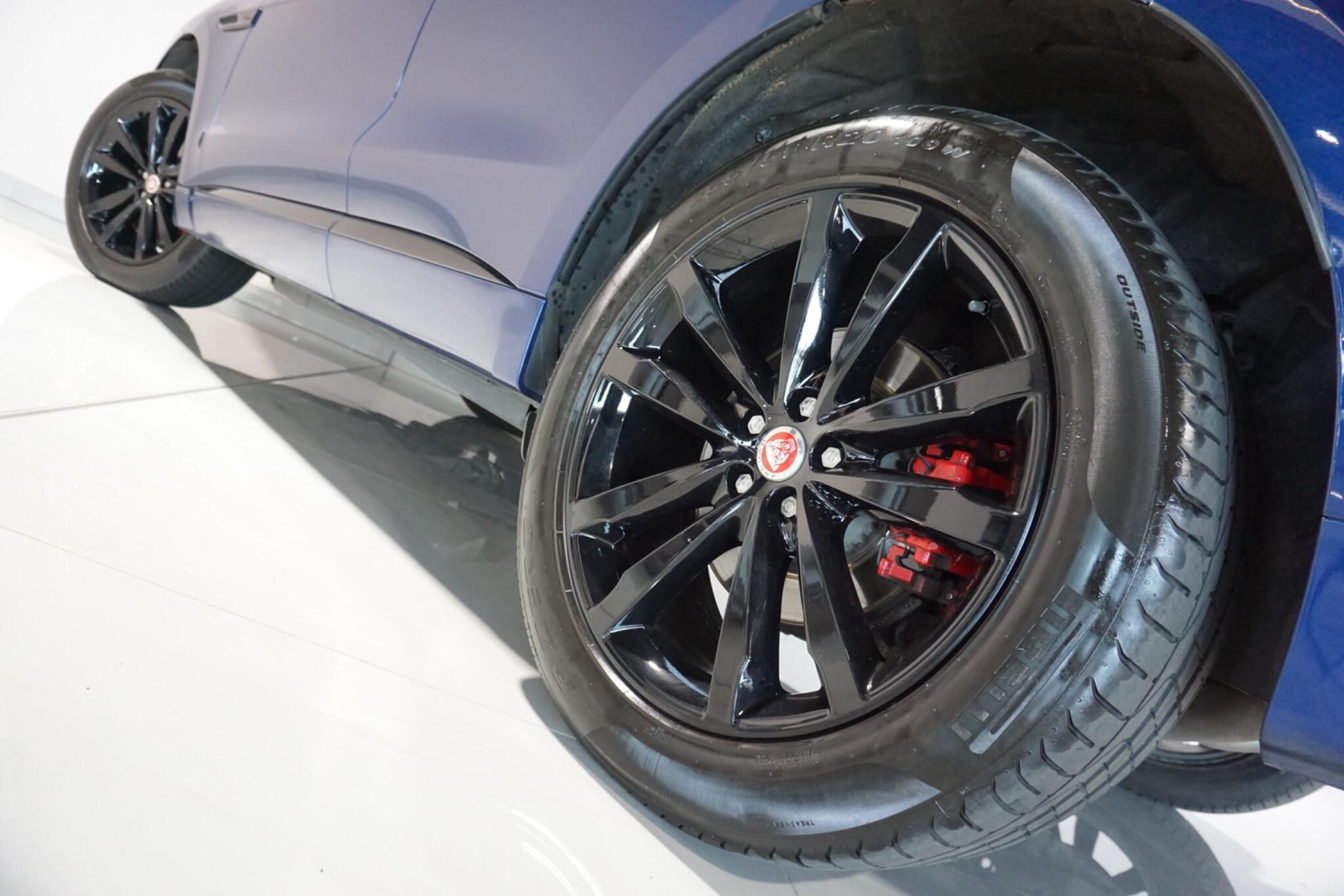 Jaguar F-PACE 3.0 D300 MHEV R-Dynamic SE SUV 5dr Diesel Auto AWD Euro 6 (s/s) (300 ps)